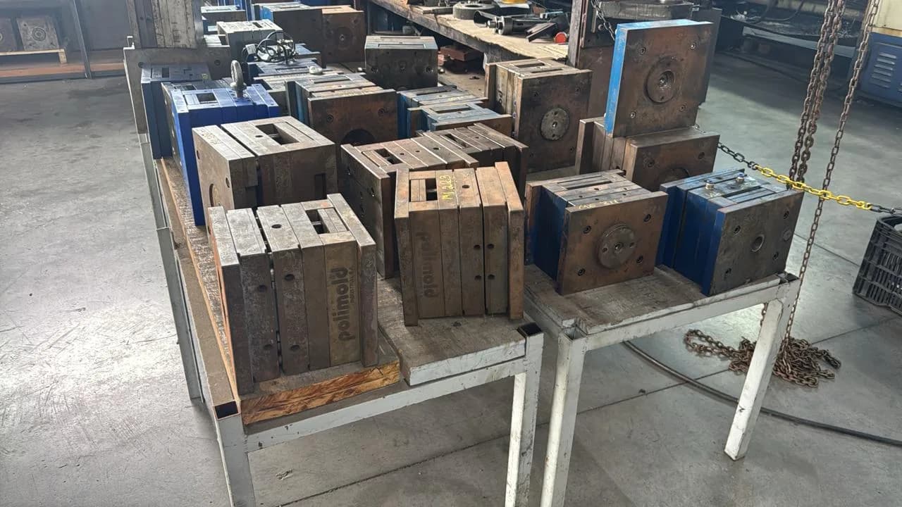 Bancada da ferramentaria com porta-moldes preparados para usinagem