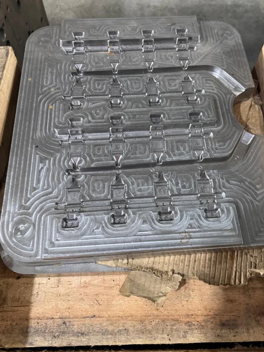 Placa de matriz com cavidades e canais de alimentação usinados em desbaste